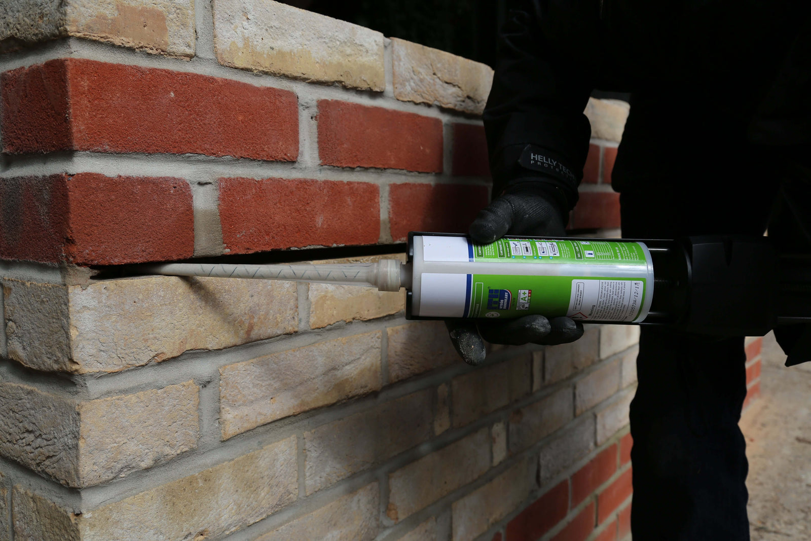 Strucsol polyester resin 400ml being applied with an auto rein gun